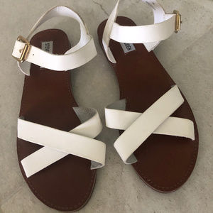 BRAND NEW SIZE 8 WHITE STEVE MADDEN BAYLEYY SANDAL